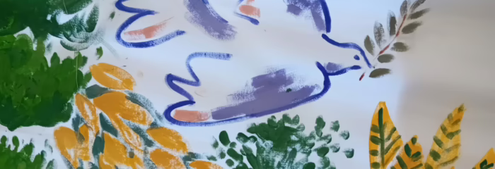 Une colombe, dessinée au feutre sur un drap blanc, porte dans son bec un rameau d'olivier